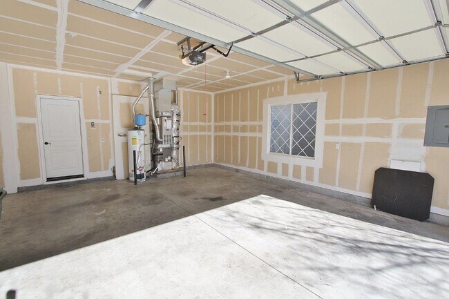 Building Photo - 2122 W Pine Ave