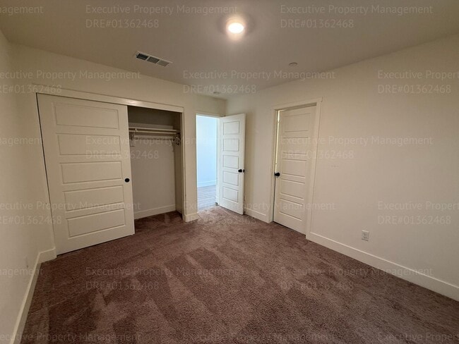 Building Photo - Spacious 4 bedroom/ 3 bathroom home