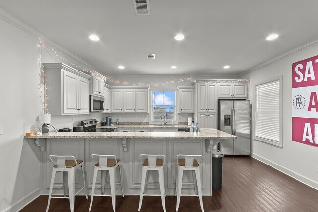 Building Photo - Spacious 3 Bedroom 3.5 Bath Available Fall 2026! Schedule your Tour and Apply today!