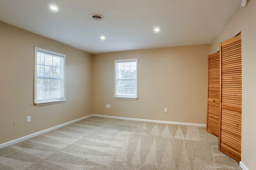 Building Photo - 843 Old Silver Spring Rd