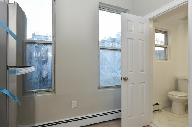 Building Photo - 531 28th St