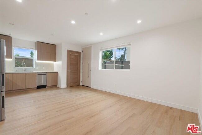 Building Photo - 5528 Sunnyslope Ave