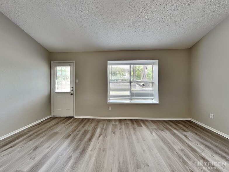 Building Photo - 1612 Chapman Dr