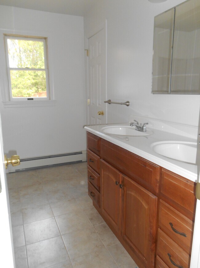 Building Photo - 14 Highland Ave