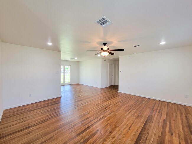 Building Photo - 413 S Market St