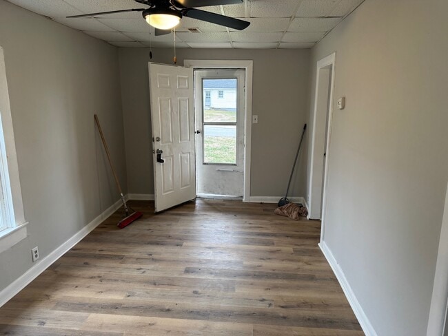 Building Photo - 410 Bowen Ave