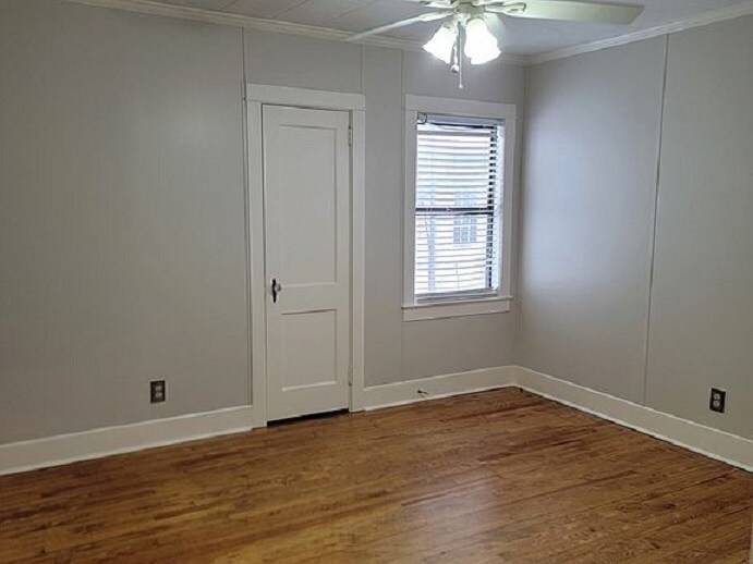 Building Photo - 804 Davis Ave