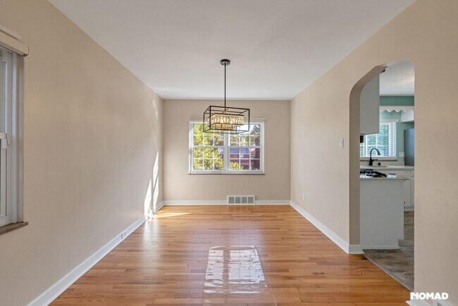 Building Photo - 3 Bedroom Completely Remodeled Single Fami...