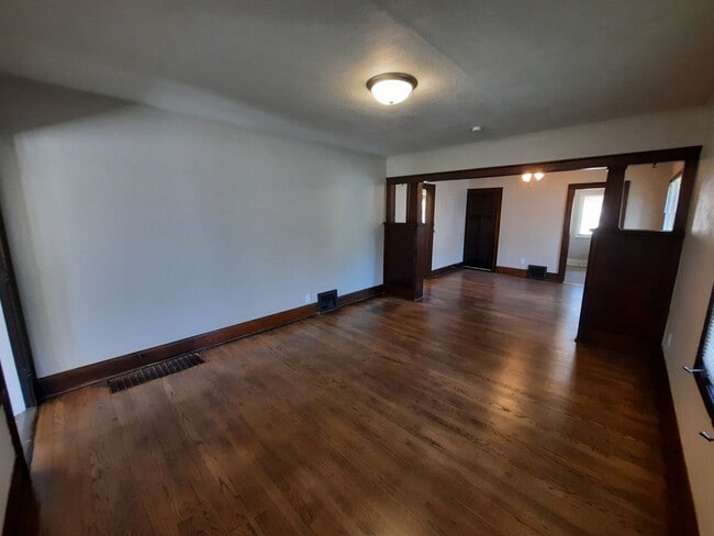 Building Photo - 2 Bedroom, 1 Bathroom home with large garage