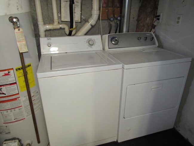 Building Photo - 7 Tree Hollow Ln