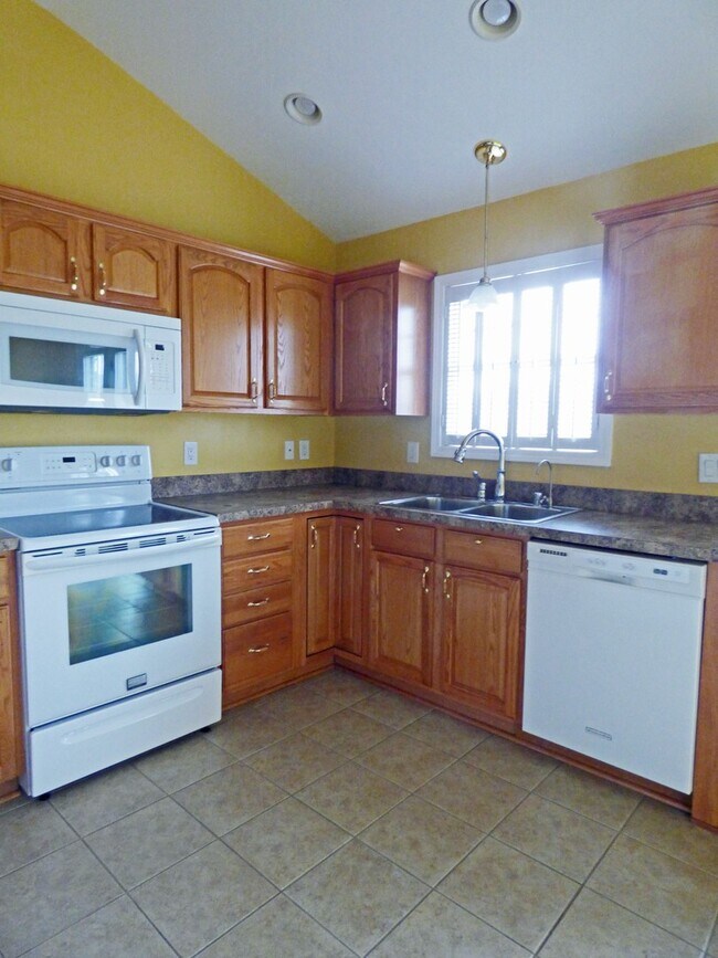 Building Photo - Beautiful 3 BR, 2 Bath Home, All Electric, Vaulted Ceilings, Walk-In Closets, Garage