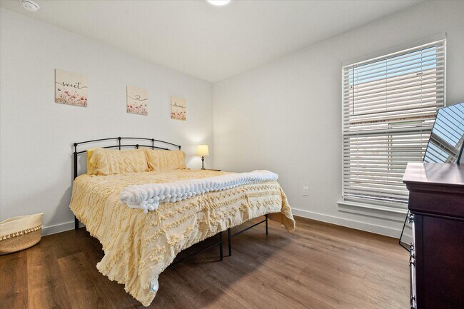 Building Photo - 2503 Langford Ave