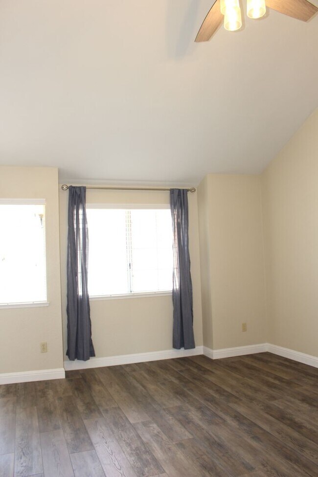 Building Photo - 2600 Brookside Dr