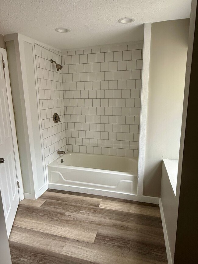 Building Photo - 3 bedroom apartment by UC campus!