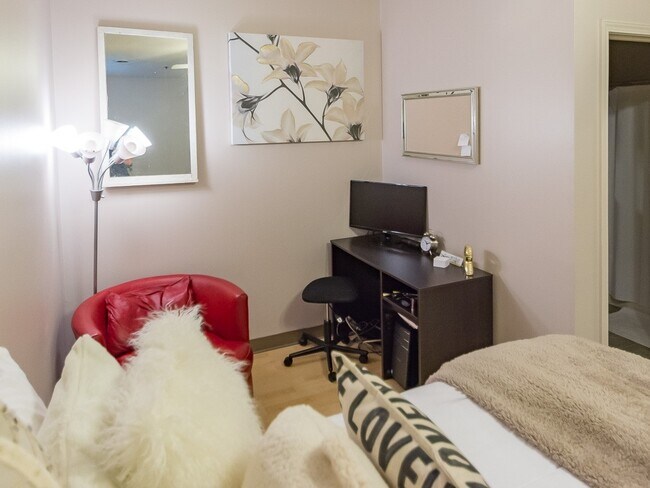 Interior Photo - Tenth & College Apartments