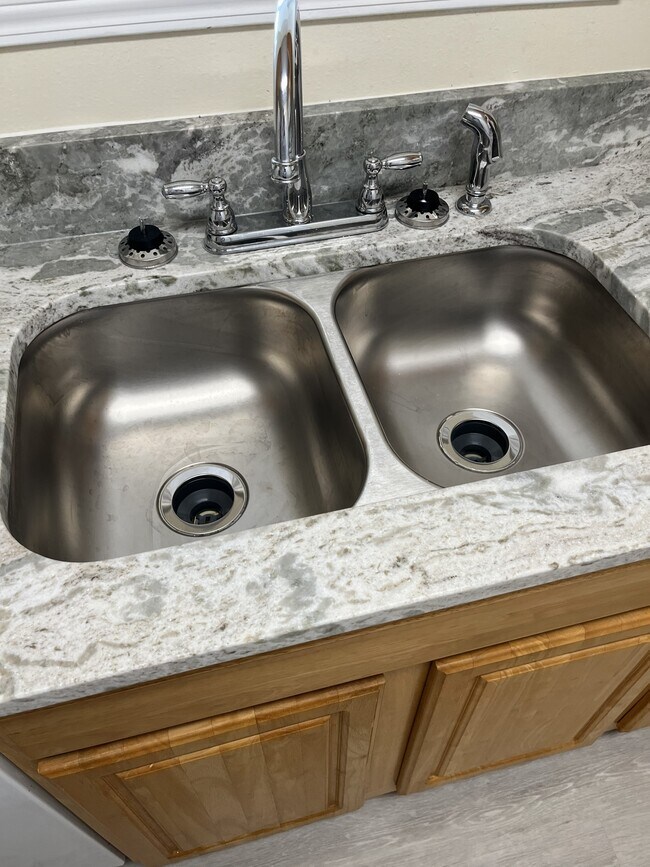 Building Photo - 824 Stonegate Ct