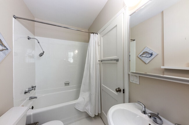 Building Photo - 2255 Beach St