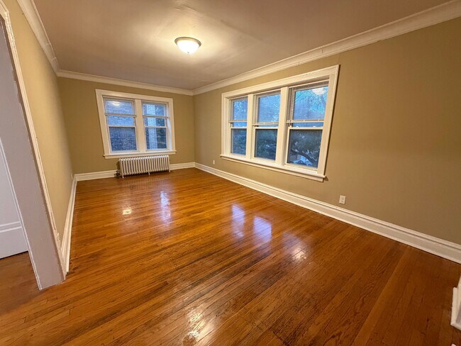 Building Photo - 2843 W Berteau Ave