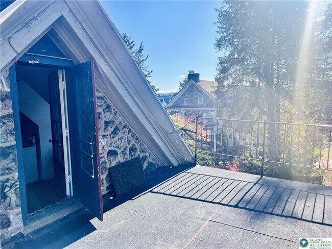 Building Photo - 226 N 13th St