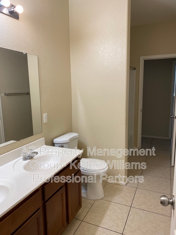 Building Photo - 812 S 178th Ln