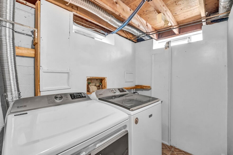 Building Photo - 248 Gladys Dr