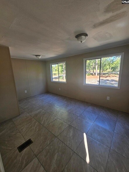 Building Photo - 119 E Woods Ct