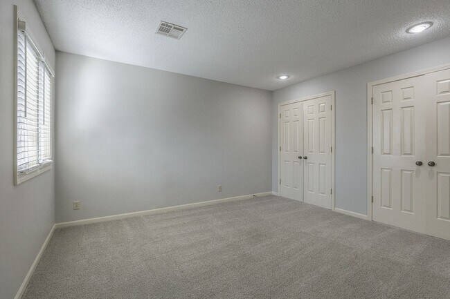 Building Photo - {11409} Updated Duplex in Fantastic Location + Two Car Garage + Main Level Master + Covered Deck