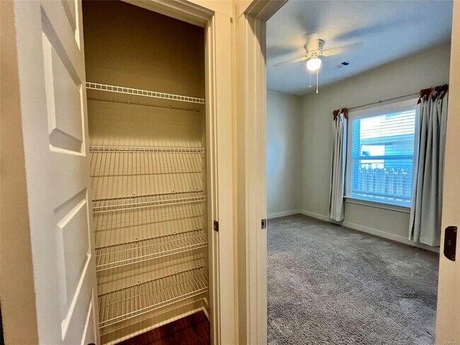 Building Photo - 876 Hedgefield Way