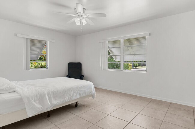 Building Photo - 225 E Ilex Dr