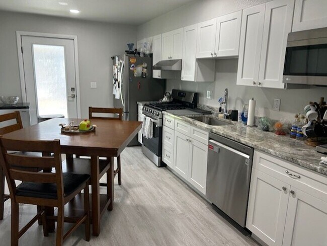 Building Photo - 2 bedroom / 2.5 bath new construction available now!