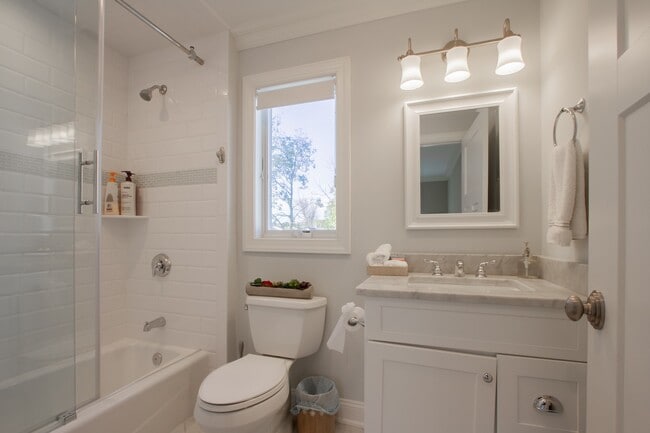 Building Photo - 41 Bank St