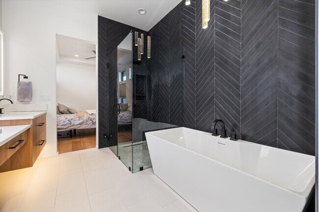 Building Photo - Waterfront End-Unit | 3 Bed | 3 Bath | 2,189 Sq. Ft. | Gated Community | Luxury Lake Living