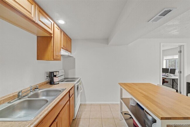 Building Photo - 2352 N Circle Dr