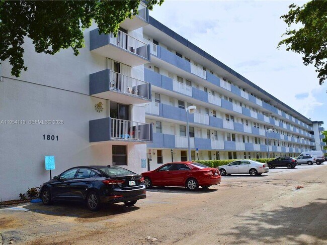 Building Photo - 1801 S Treasure Dr