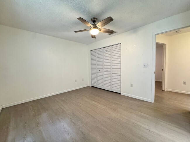 Building Photo - Annual unfurnished nicely renovated 2/2 villa near the Ringling Museum