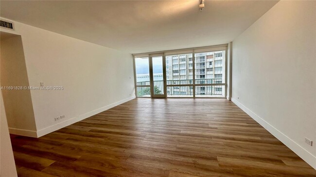 Building Photo - 1408 Brickell Bay Dr