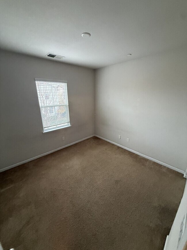 Building Photo - 4BR|2.5BA Townhome w/Garage|Yard| - Tenant Pays $175 monthly for WS&G