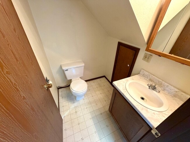 Building Photo - 3 Bed 2 Bath Pet Friendly House With A Fully Fenced Yard