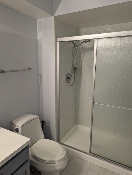Master bathroom - 5935 Lincoln Ave