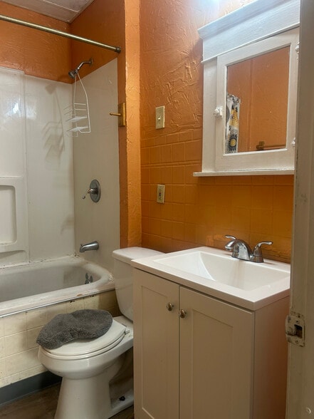 Building Photo - 10906 Revere Ave