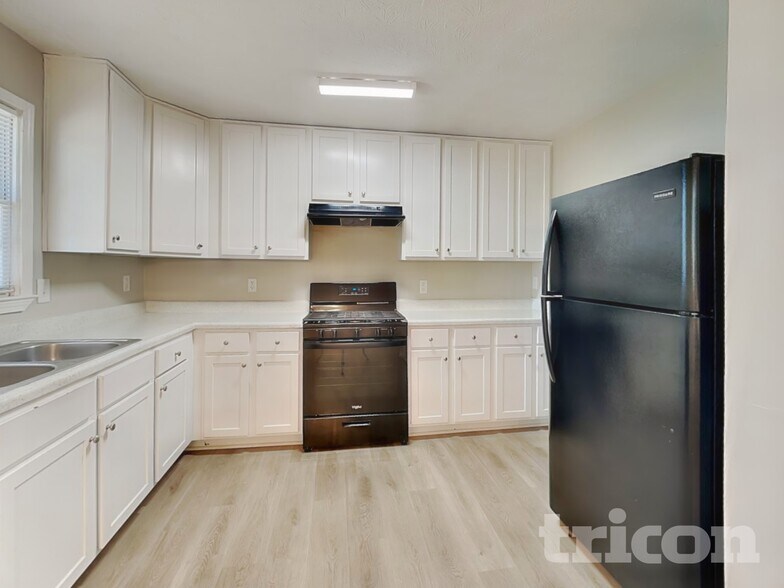 Building Photo - 2906 Deshong Dr SW