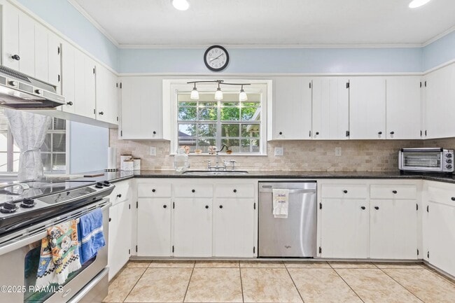Building Photo - 305 Orgeron Dr