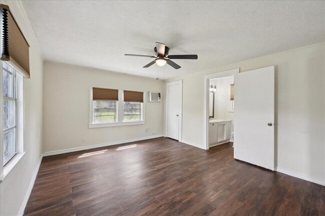 Building Photo - 3811 Dunn Ave