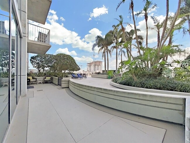 Building Photo - 777 N Ashley Dr