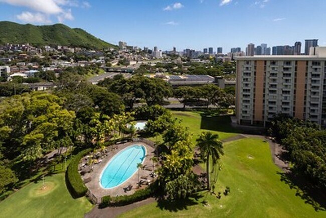 Building Photo - Centrally Located Queen Emma Gardens,