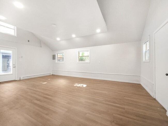 Building Photo - Charming Studio Near Downtown Bellevue wit...