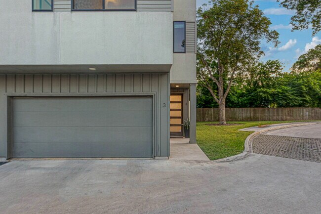 Building Photo - Spacious 3-Bedroom Townhouse Retreat 1 MON...