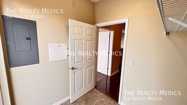 Building Photo - 3732 Avalon Park E Blvd