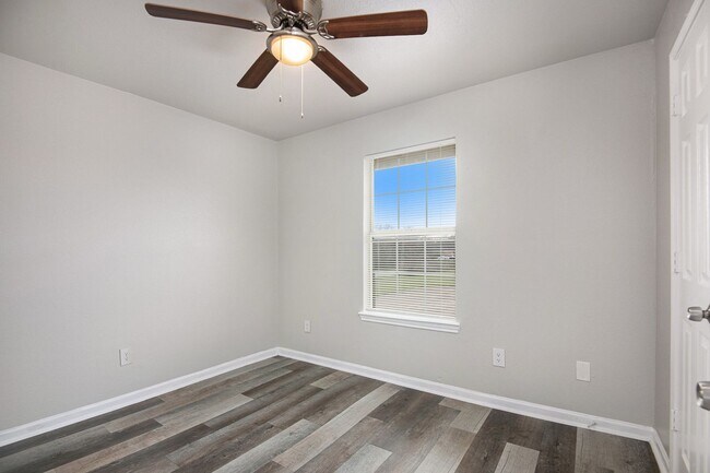 Building Photo - Recently updated 2-story 2-1.5 in Fort Worth ready for move-in!