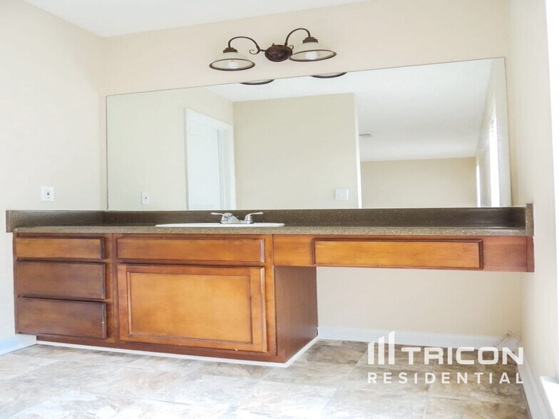 Building Photo - 1027 Mainstreet Lake Dr